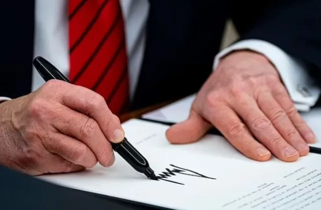 people stunned after spotting mysterious bruise on donald trumps hand spar 22229
