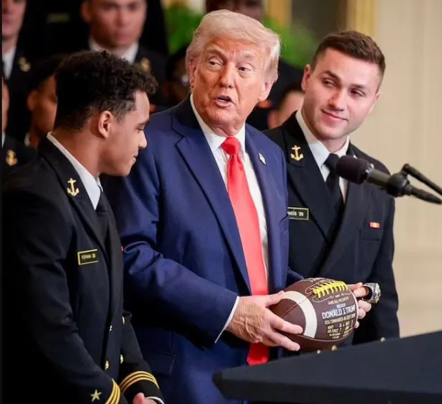 people stunned after spotting mysterious bruise on donald trumps hand spar 22231