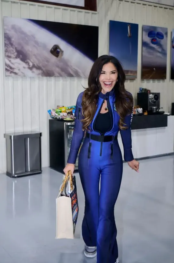 the kardashians gift lauren sanchez a $7,000 purse after historic blue orig 22320