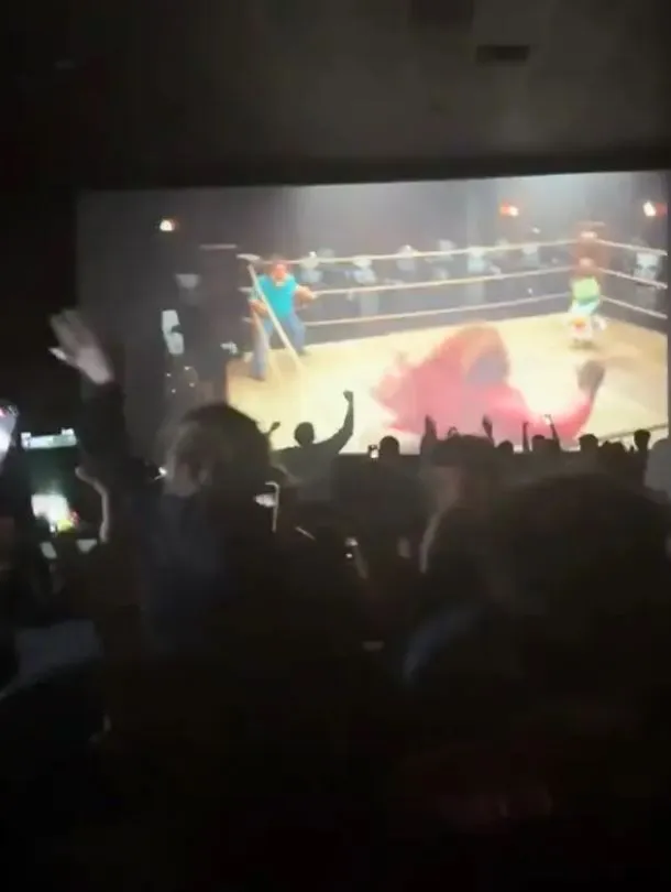 people baffled as parents defend teens behind minecraft movie theater chao 22565