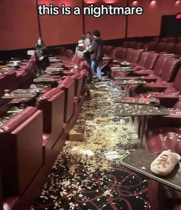 people baffled as parents defend teens behind minecraft movie theater chao 22566