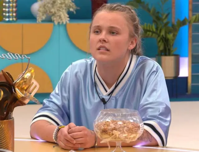 people stunned as jojo siwa announces shes no longer a lesbian on big br 22771