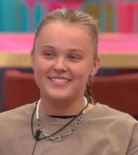 people stunned as jojo siwa announces shes no longer a lesbian on big br 22769