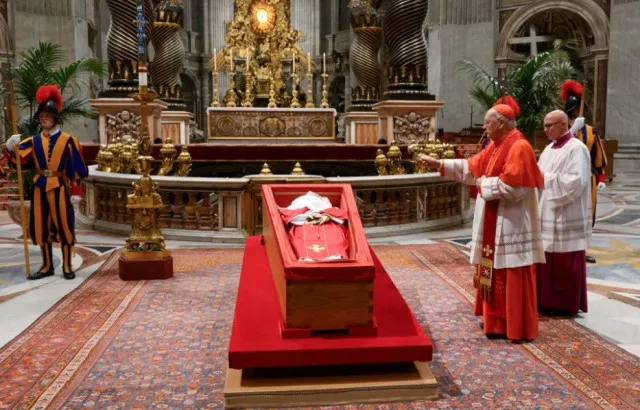 items to be buried with pope francis revealed as part of the burial ceremon 22947