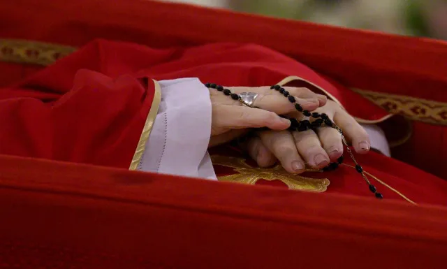 items to be buried with pope francis revealed as part of the burial ceremon 22948