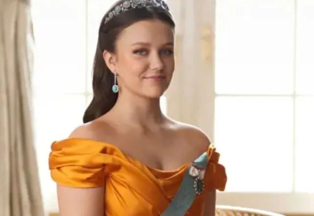 princess defies royal tradition by posing with mobile phone in her 18th bir 22964