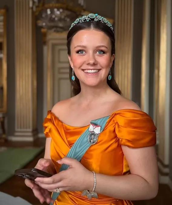 princess defies royal tradition by posing with mobile phone in her 18th bir 22966