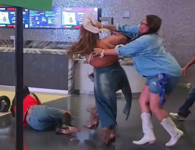 beyonces cowboy carter tour descends into chaos as fight erupts in vip lou 23175