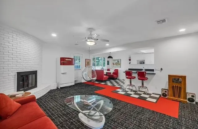 people stunned as home with full replica of white houses oval office goes 23302