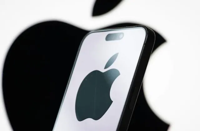 apple ceo gives straightforward answer on how trump’s tariffs impact iphone 23479