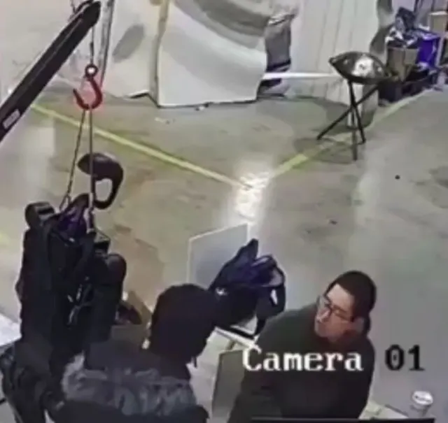 people stunned as violent humanoid robot attacks workers in chinese factory 23441