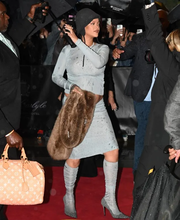 rihanna announces shes pregnant with third child while showing off new loo 23418