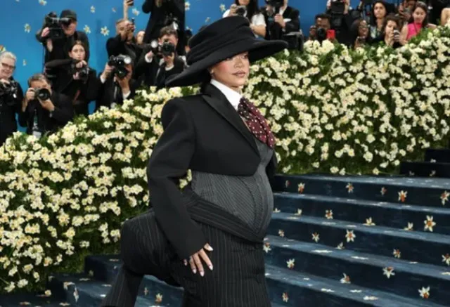 rihanna announces shes pregnant with third child while showing off new loo 23419