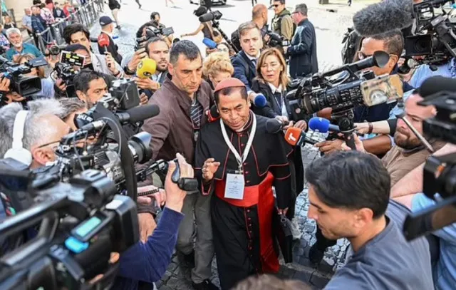 cardinals bid goodbye to public before entering sistine chapel to choose ne 23530