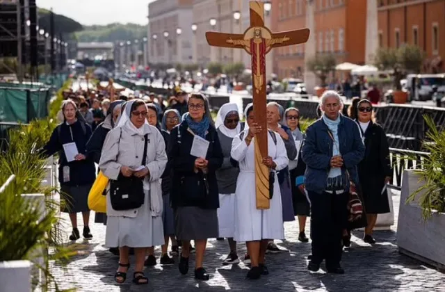 cardinals bid goodbye to public before entering sistine chapel to choose ne 23528