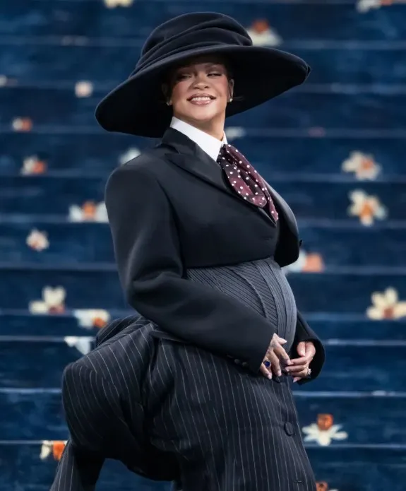 rihanna sparks twin pregnancy rumors after she makes bizarre comment at met 23546