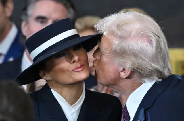 people stunned by how many days melania trump has stayed with trump at whit 23669