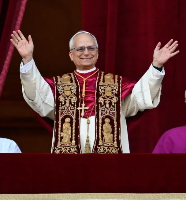pope leo xiv’s emotional first moments after historic election as american 23729