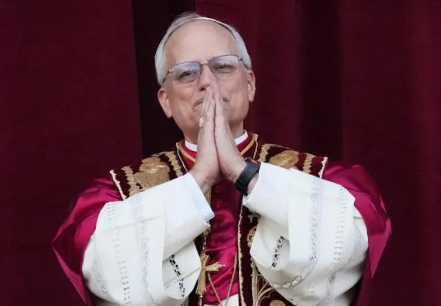 pope leo xiv’s emotional first moments after historic election as american 23730