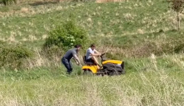 ellen degeneres stuns fans with life in the english countryside after leavi 23828