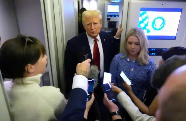trump’s white house press secretary press secretary feeding baby while work 24008