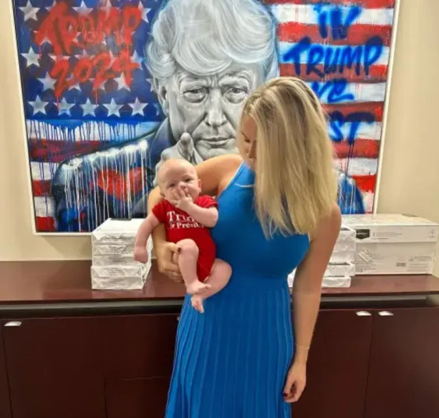 trump’s white house press secretary press secretary feeding baby while work 24009
