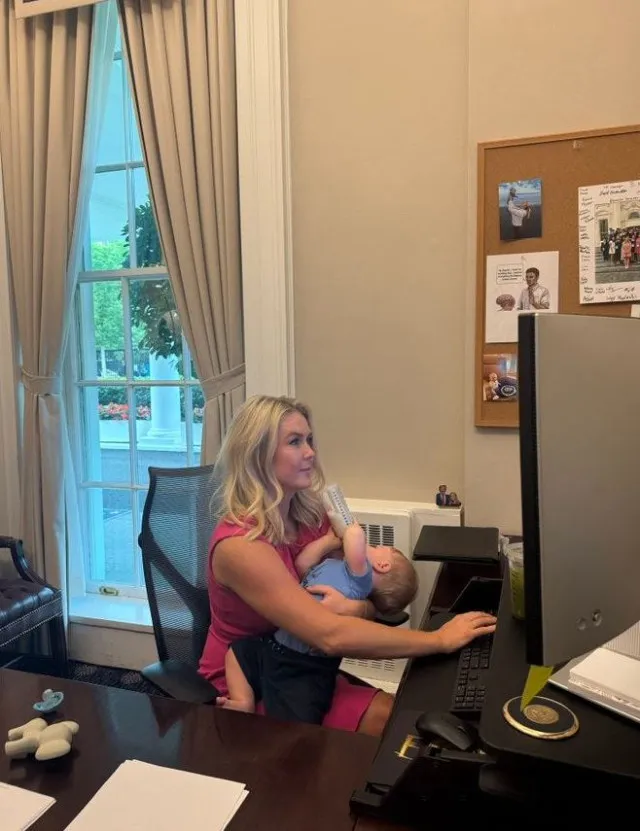 trump’s white house press secretary press secretary feeding baby while work 24010
