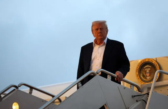 new book reveals kamala harris aides held mock soiree to train her for soci 24079