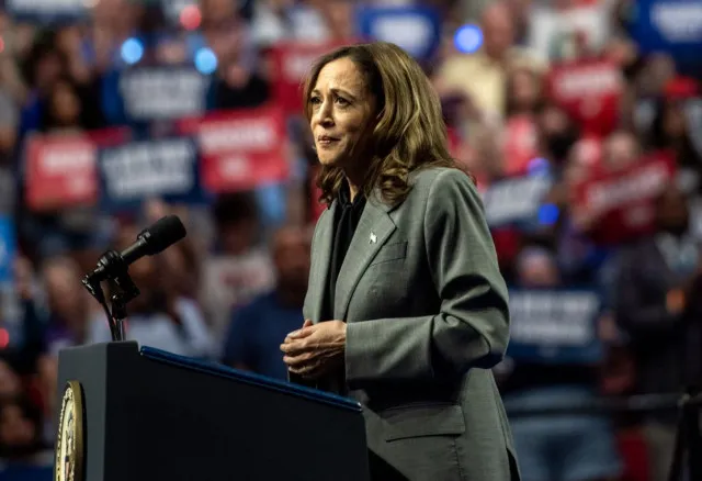 new book reveals kamala harris aides held mock soiree to train her for soci 24073