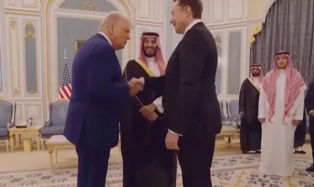 lip reader reveals trump’s terse five-word order to elon musk during meetin 24265