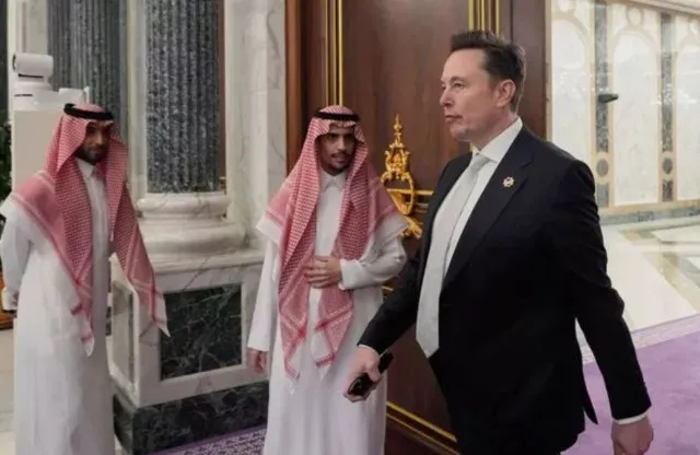 lip reader reveals trump’s terse five-word order to elon musk during meetin 24266