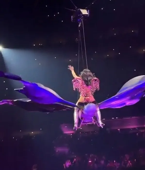 katy perry faces more backlash after embarrassing performance on troubled w 24332
