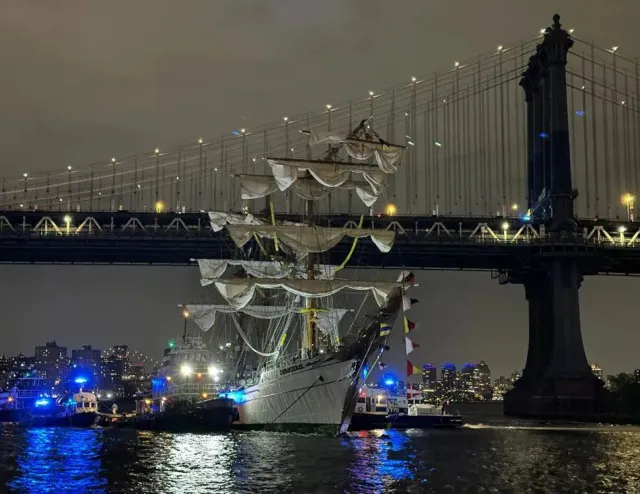 chilling video shows mexican navy ship crew clinging to rigging after brook 24422