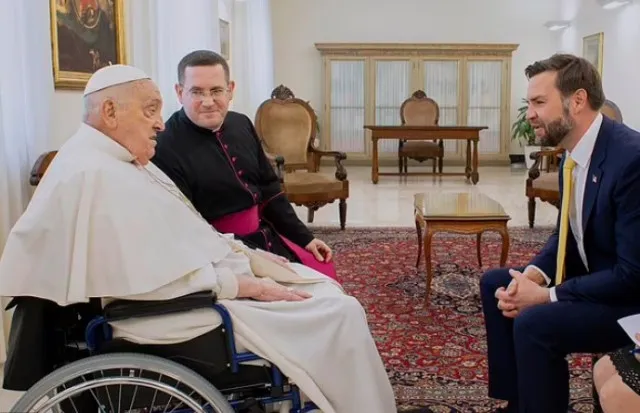 pope leo xiv seen paying little mind to jd vance after first american ponti 24441