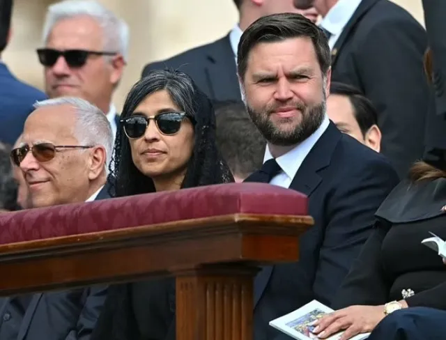 pope leo xiv seen paying little mind to jd vance after first american ponti 24444