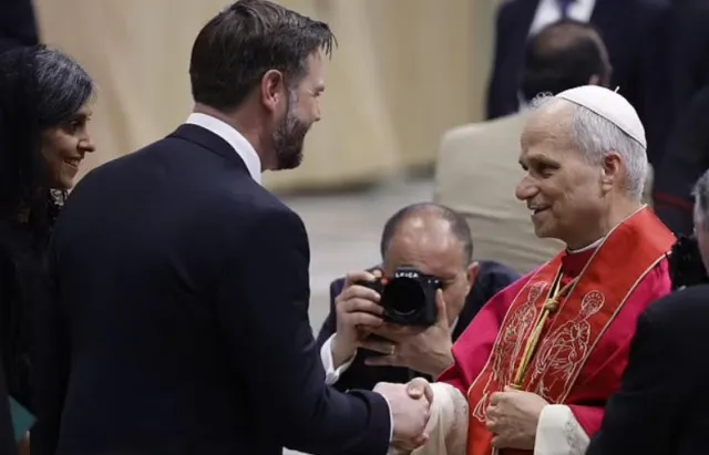 pope leo xiv seen paying little mind to jd vance after first american ponti 24445