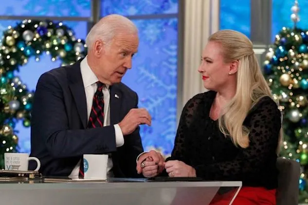 emotional moment of joe biden consoling meghan mccain after her dad’s cance 24503