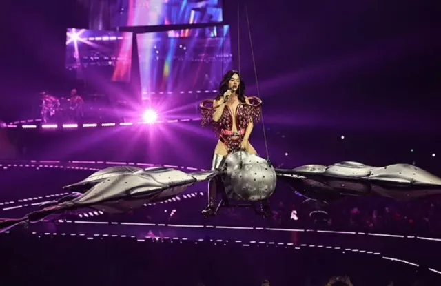 katy perry halts her nevada show to accuse bewildered fan of sending priv 24479