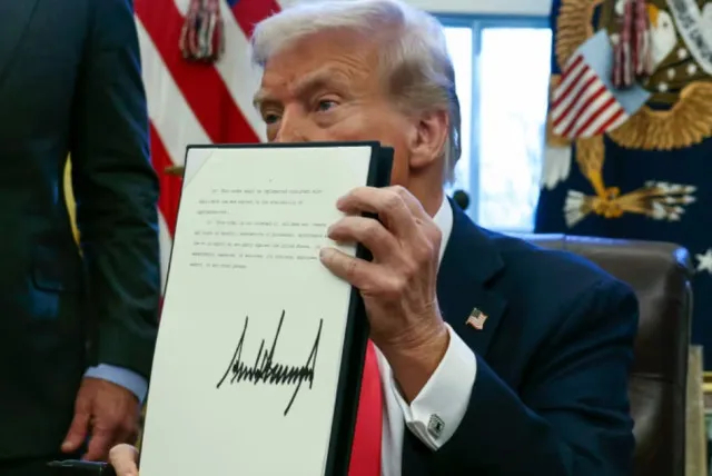 trump signs executive order naming english the official language of the uni 24827