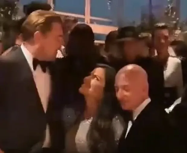 lauren sanchez and leonardo dicaprio share another awkward moment at recent 24940