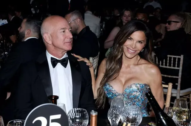 lauren sanchez and leonardo dicaprio share another awkward moment at recent 24942